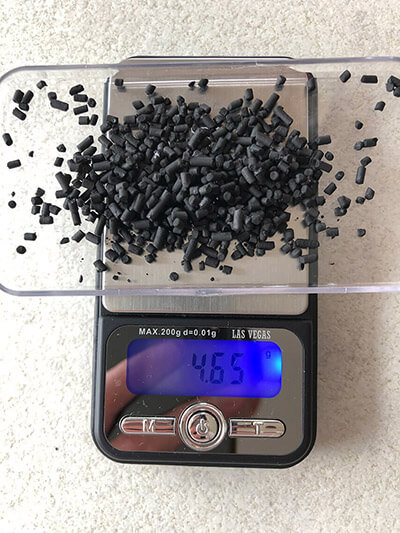 Węgiel z filtra Xiaomi Purple 360° na wadze