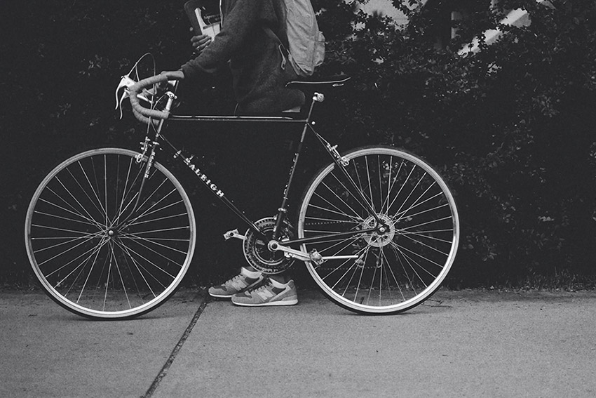 Rowerzysta ze swoim pojazdem