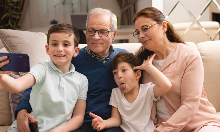 Dziadkowie w domu z dziećmi