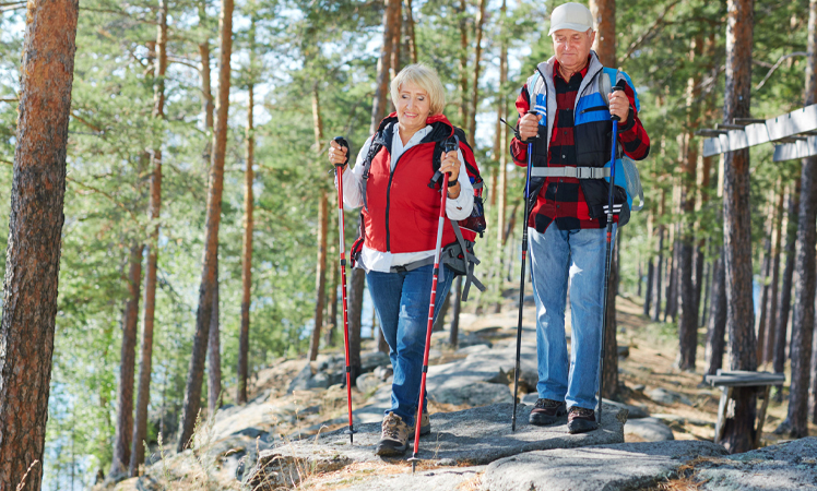Starsi ludzie z kijkami do nordic walkingu