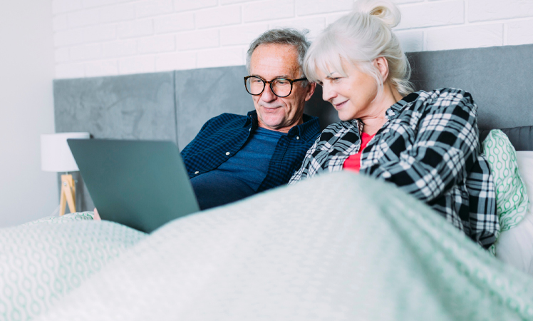 Starsi ludzie w sypialni