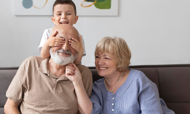 Starsi ludzie w domu z młodszymi