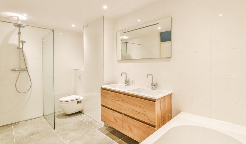 Co wpływa na zapach i wilgotność w łazience?