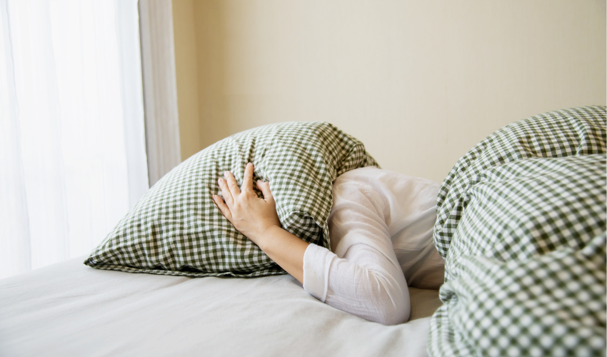 Badania potwierdzają, że niska jakość powietrza utrudnia spokojny sen