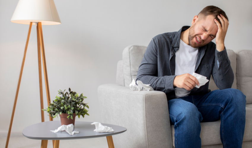 Alergia wziewna powoduje m.in. katar, kaszel, ból głowy