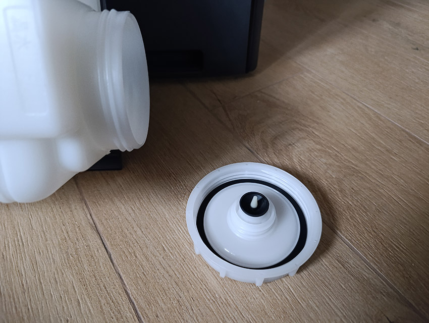 Korek zbiornika Sharp – zawór i uszczelka odpowiedzialne za szczelność