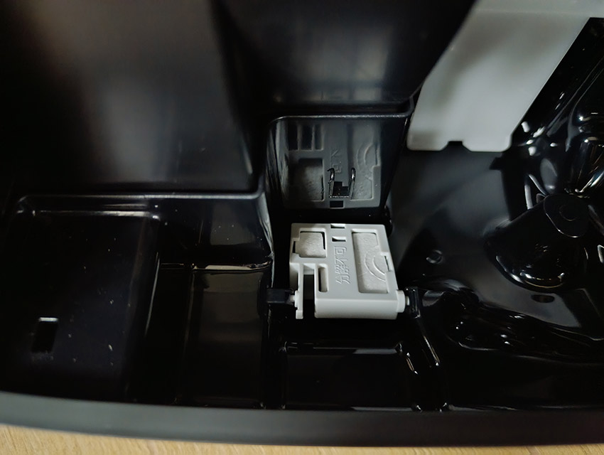 Pływak w oczyszczaczu Sharp odpowiedzialny za kontrolę poziomu wody w tacy nawilżacza