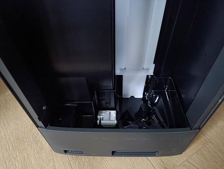 Taca nawilżacza w oczyszczaczu Sharp, do której spływa woda po zamontowaniu zbiornika