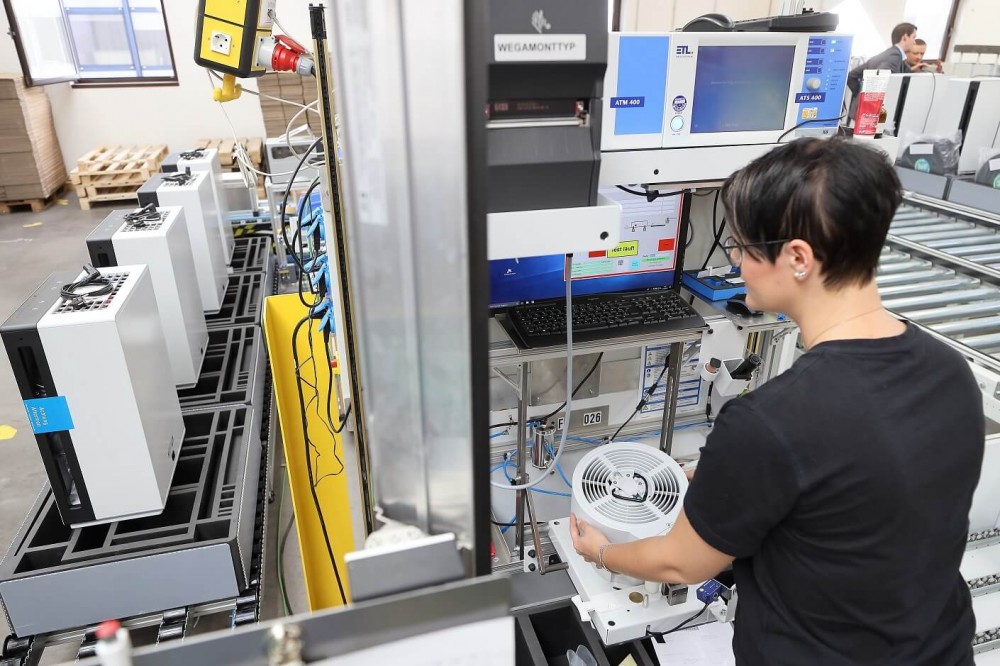 Pracownica dokonująca kontroli pomiaru wentylatora