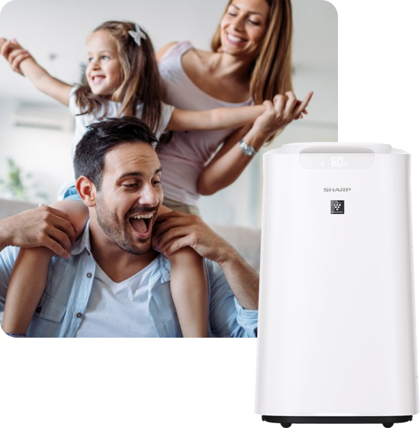 Szczęśliwa rodzina i oczyszczacz Sharp