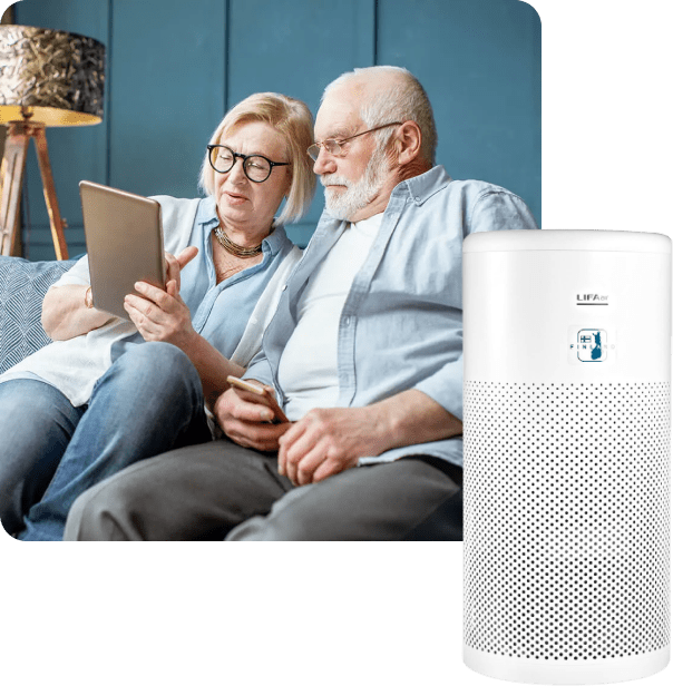 Seniorzy i oczyszczacz LIFAair