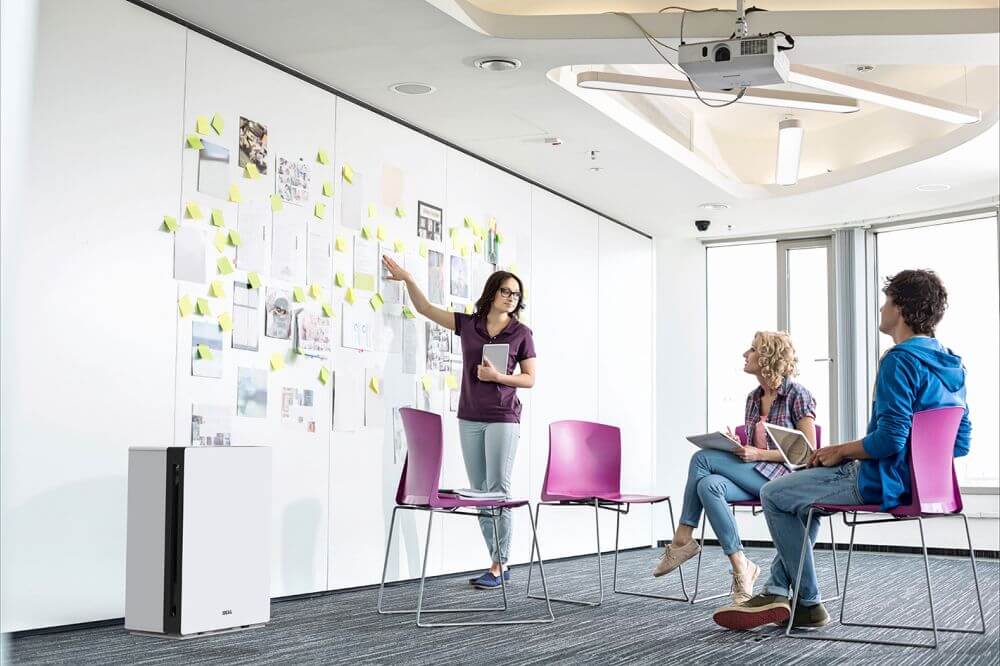 Aranżacja oczyszczacza powietrza IDEAL w biurze