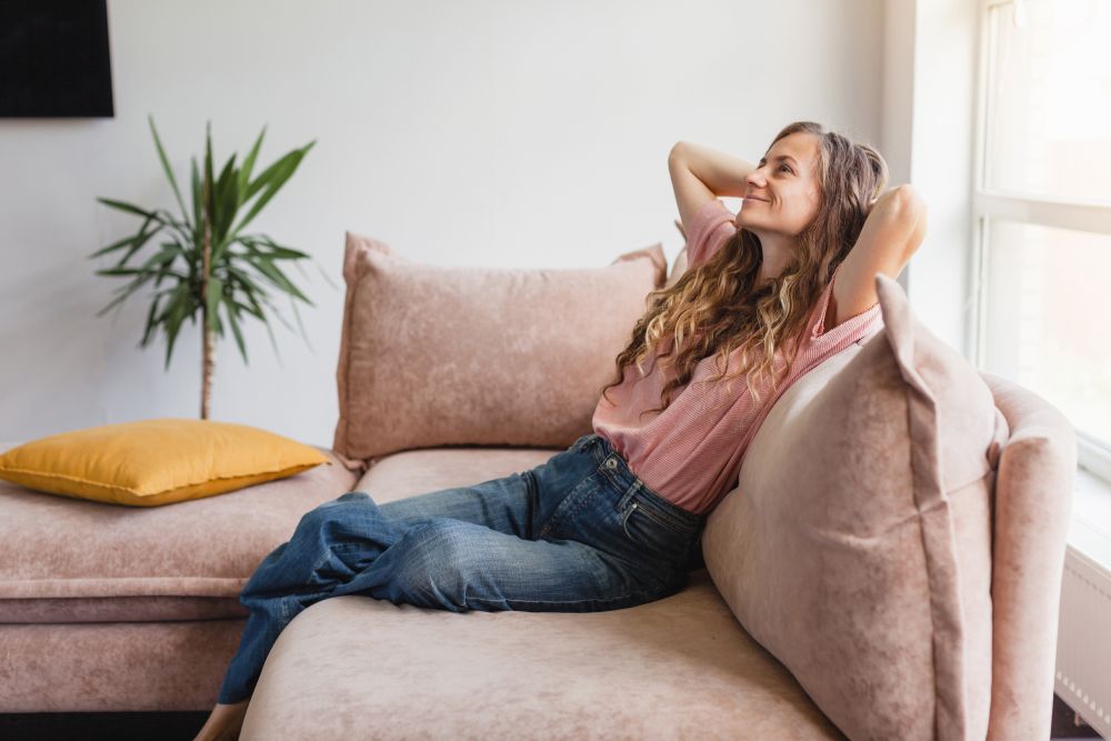 Kobieta relaksująca się w domu