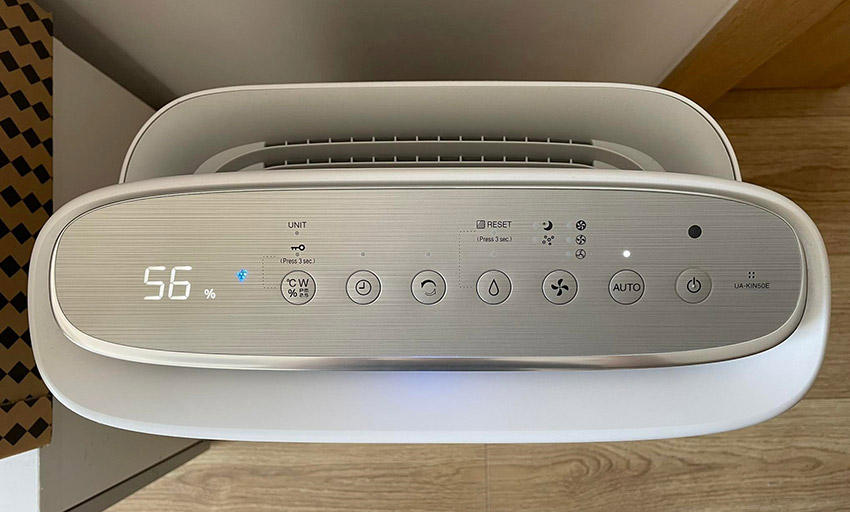Oczyszczacz powietrza Sharp UA-KIN50E-W - panel sterowania