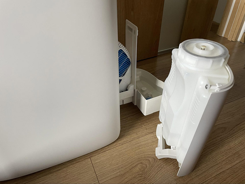 Sharp UA-KIN50E-W wykorzystuje matę ewaporacyjną (jej konstrukcja pozwala na czyszczenie) i ma duży zbiornik na wodę