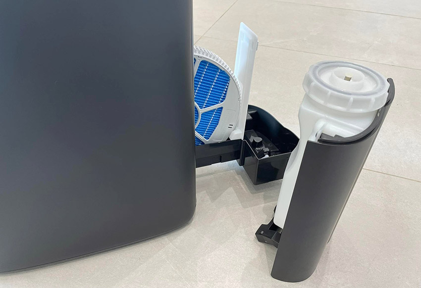 Nawilżanie umożliwiają mata ewaporacyjna i duży zbiornik na wodę