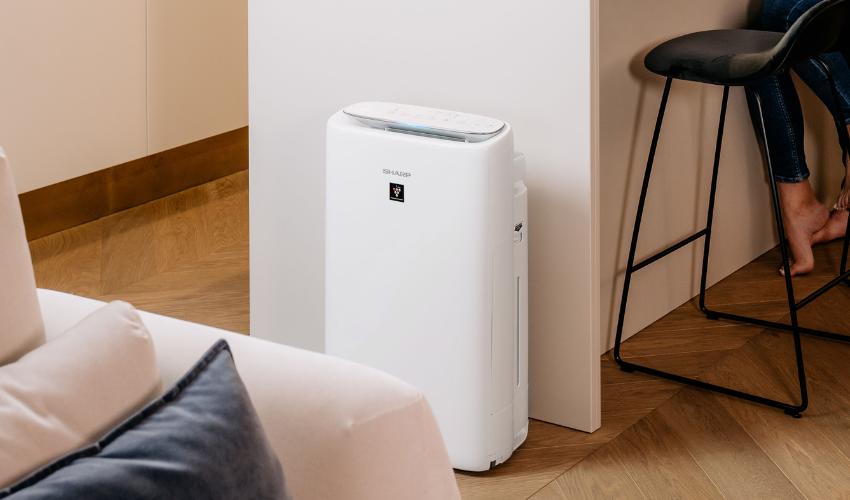 Sharp UA-KIN40E-W - widok na uchwyt i dostęp do zbiornika na wodę