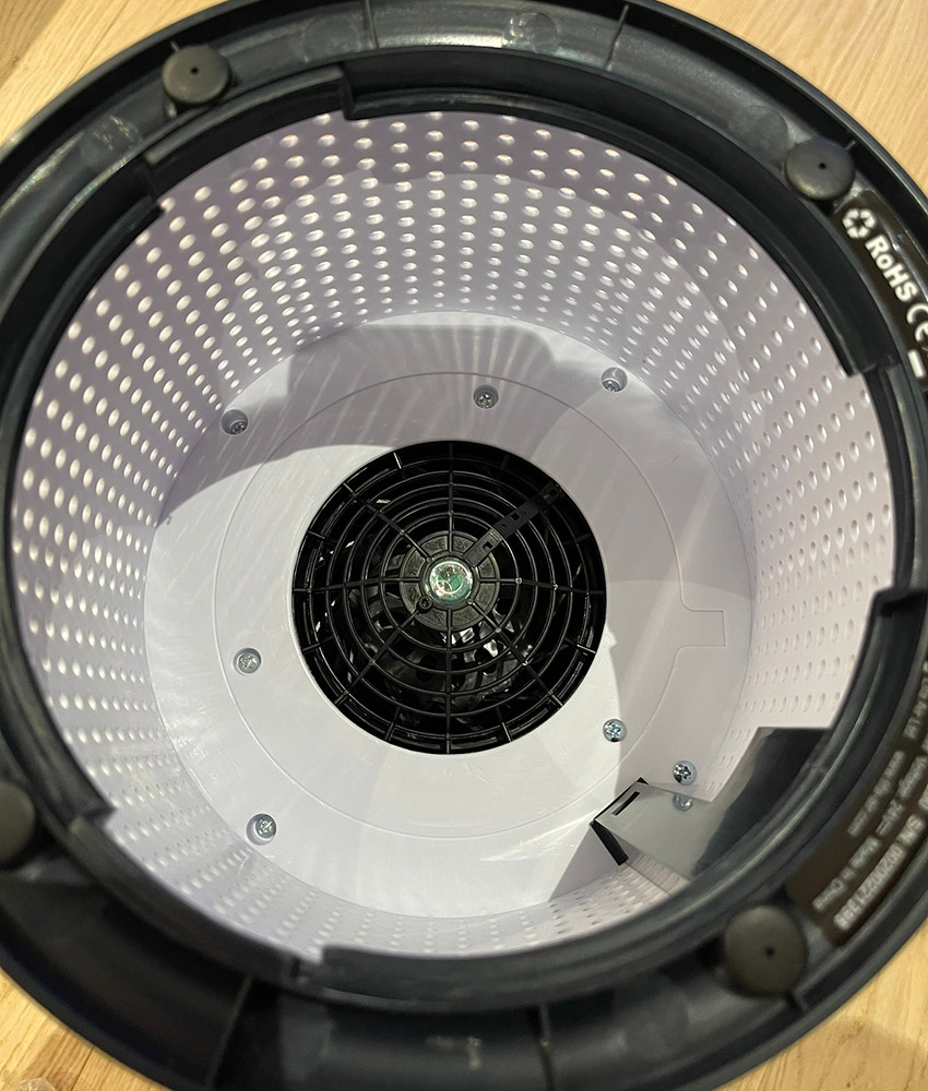 LIFAair LAX200 komora filtra z widoczną diodą UV