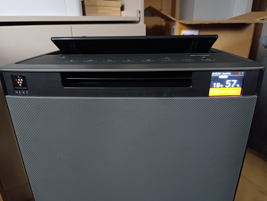 Sharp KI-TX100EU-H - górna część, wyświetlacz oraz wywiew przedni