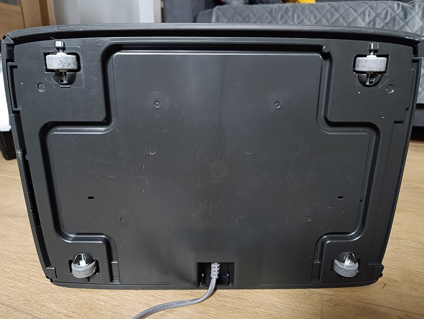 Sharp KI-TX100EU-H - widok z dołu, kółka jezdne oraz kabel zasilania