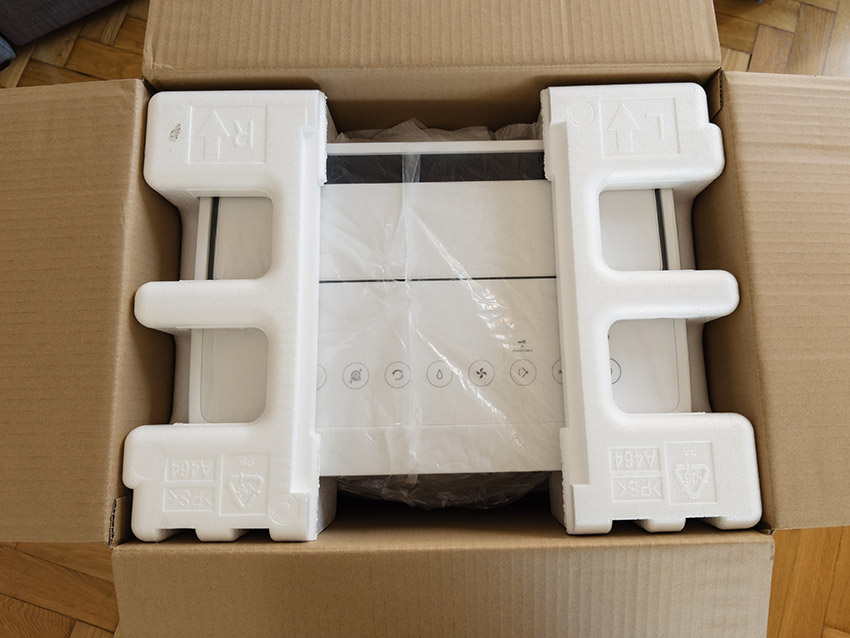 Sharp KI-TX100EU-W zabezpieczony w kartonie transportowym