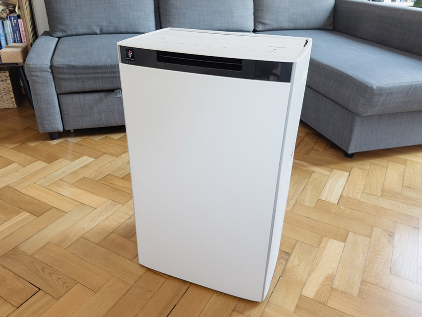 Sharp KI-TX100EU-W w białej obudowie we wnętrzu salonu