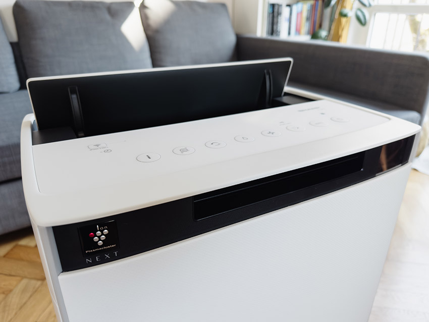 Sharp KI-TX100EU-W z otwartą klapą Coanda airflow