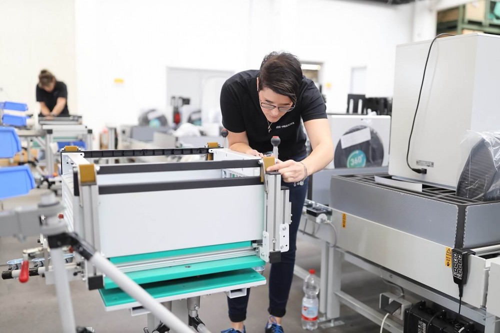 Pracownica składająca oczyszczacz Ideal