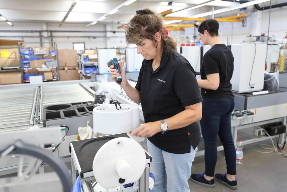 Składanie oczyszczaczy w fabryce Ideal