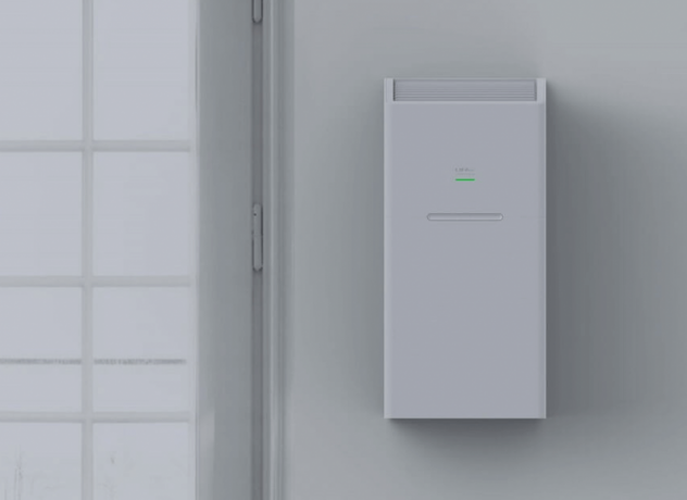 Oczyszczacz powietrza LIFAair LAF200 zamontowany na ścianie w pokoju