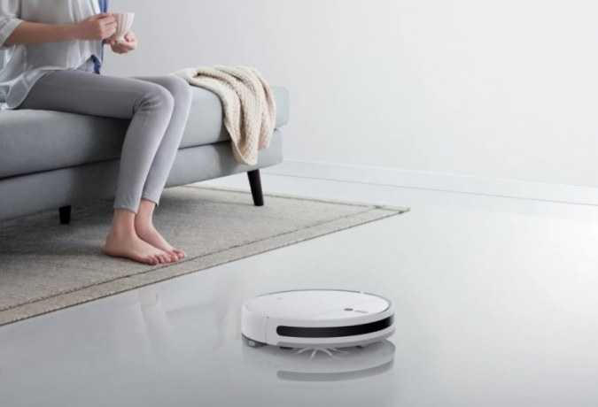 Odkurzacz automatyczny Mi Robot Vacuum Mop 2 podczas sprzątania salonu 