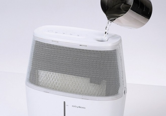 Napełnianie zbiornika z wodą w nawilżaczu Stylies Alaze Pro