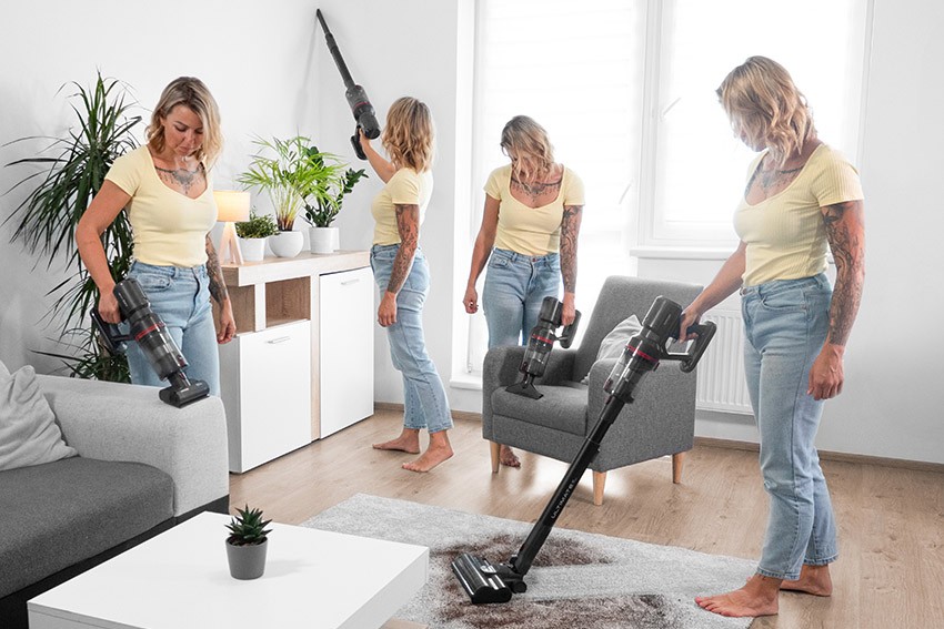 kobieta sprzątająca pomieszczenie odkurzaczem bezprzewodowym