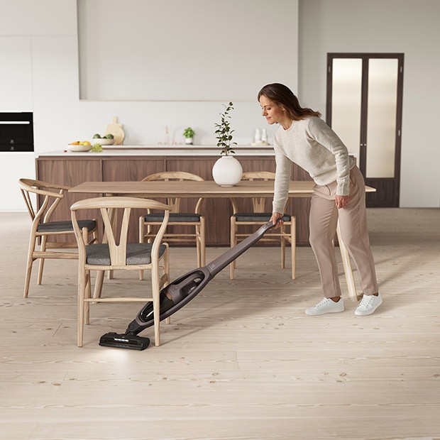 Odkurzacz bezprzewodowy Electrolux Animal 500 ES52AB25WB podczas sprzątania