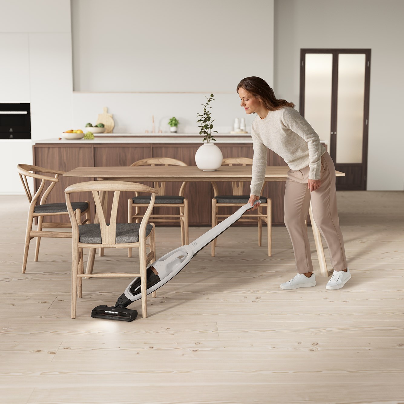 kobieta sprząta salon odkurzaczem Electrolux Hygienic 500 well UV