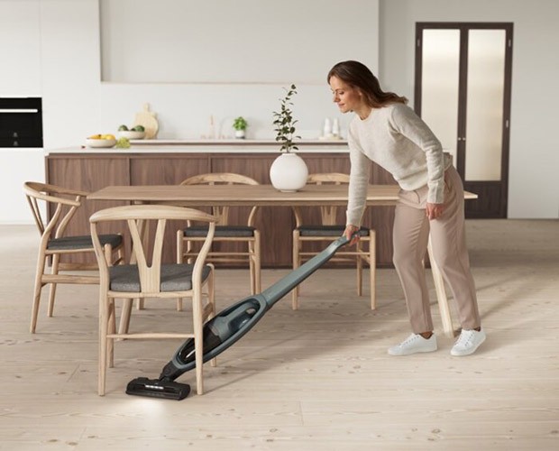 Odkurzacz bezprzewodowy Clean 500 Green Well PowerPro podczas sprzątania