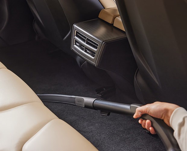 Miele – giętka ssawka szczelinowa podczas odkurzania auta