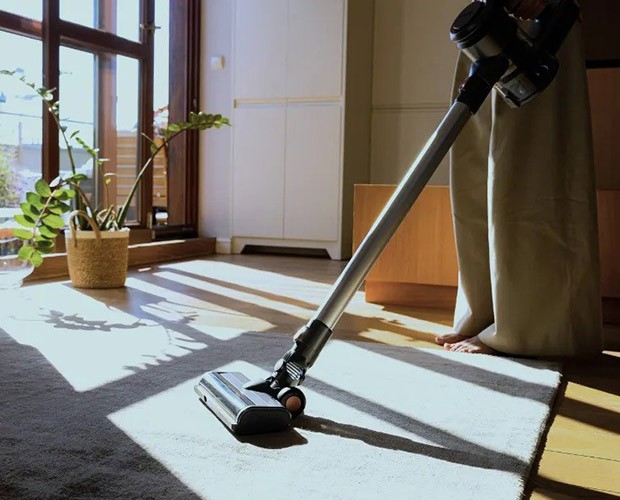 odkurzacz Hygse Handy podczas sprzątania