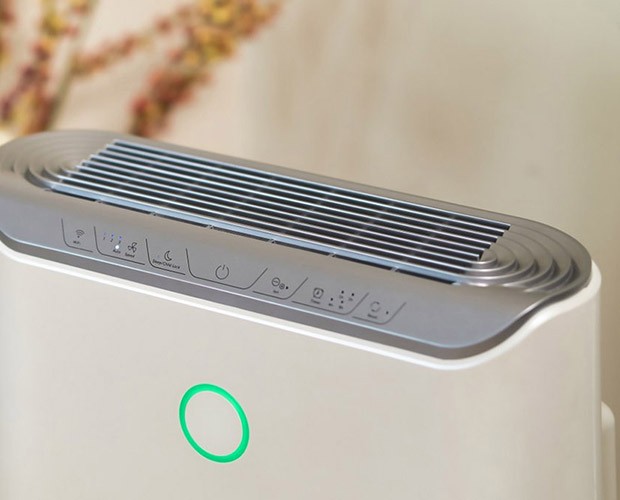 Zbliżenie na panel sterowania w oczyszczaczu Stor 2 White