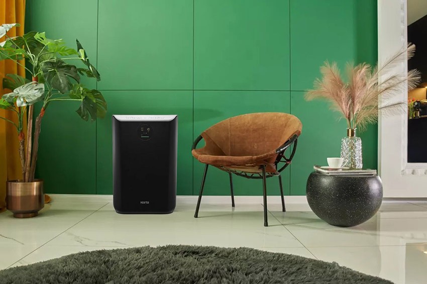 Oczyszczacz powietrza z jonizatorem ION Plasma Air Klarta Stor 3 obok stolika - aranżacja