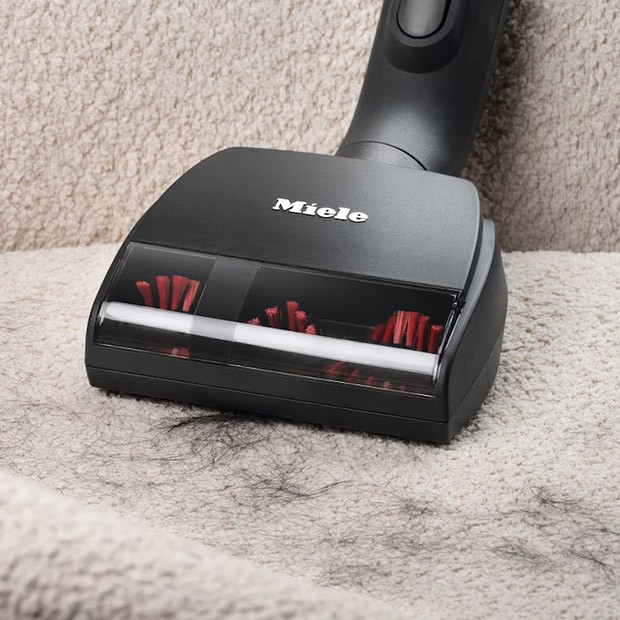 Mała elektroszczotka w zestawie z odkurzaczem pionowym Miele