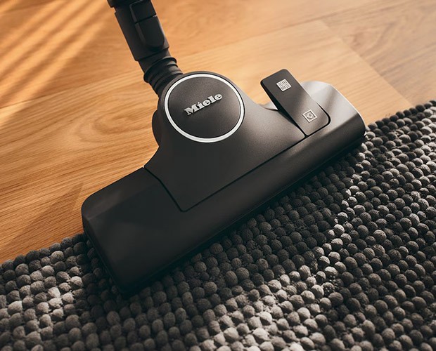Ssawka podłogowa Miele AllTeQ Eco podczas odkurzania