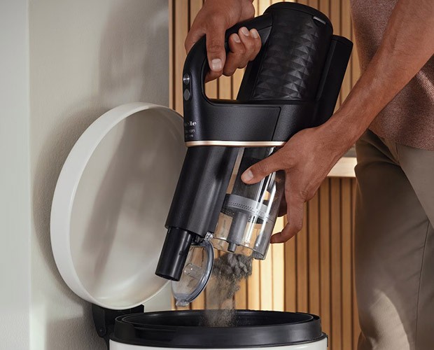 Opróżnianie zbiornika w odkurzaczu Duoflex HX1 Cat & Dog