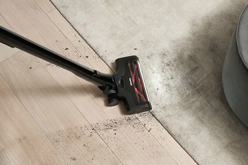 Szczotka MultiFloor XXL z FloorDetect automatycznie dopasowuje moc do rodzaju podłogi