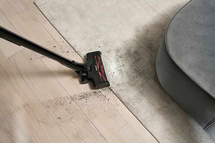 Szczotka MultiFloor XXL z oświetleniem LED odkurza podłogę i wykrywa rodzaj powierzchni
