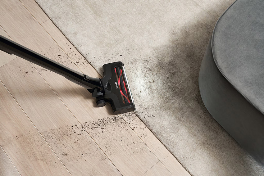 Szczotka MultiFloor XXL z FloorDetect i oświetleniem LED w Miele Triflex HX3 wykrywa podłoże i usuwa kurz z podłóg i dywanów