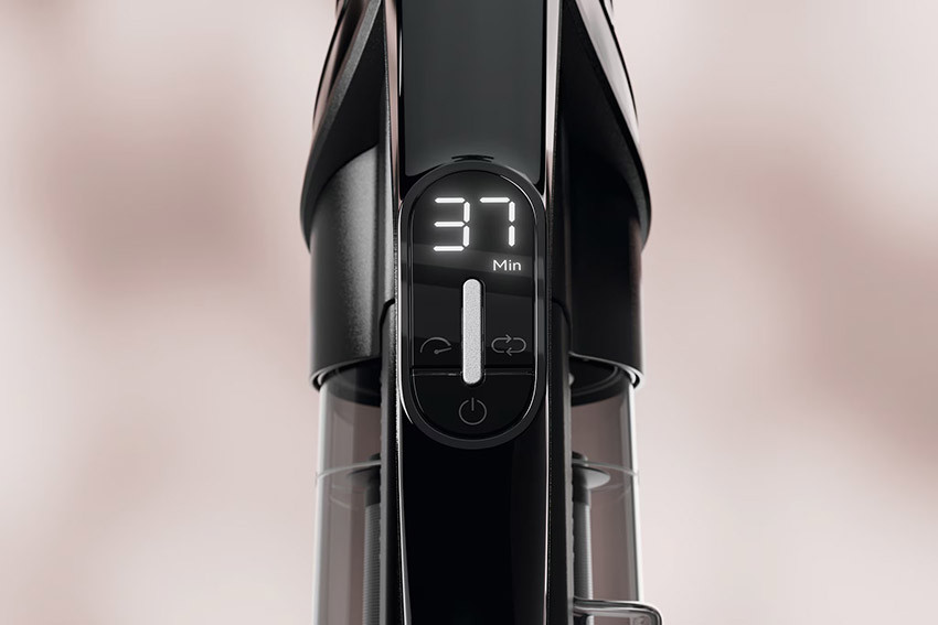 Wyświetlacz Miele Triflex HX3 pokazujący tryb pracy poziom baterii i czas odkurzania dla pełnej kontroli