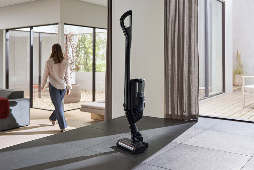 Miele Triflex HX3 w pozycji parkowania z uchwytem ściennym i miejscem na akcesoria – wygodne przechowywanie