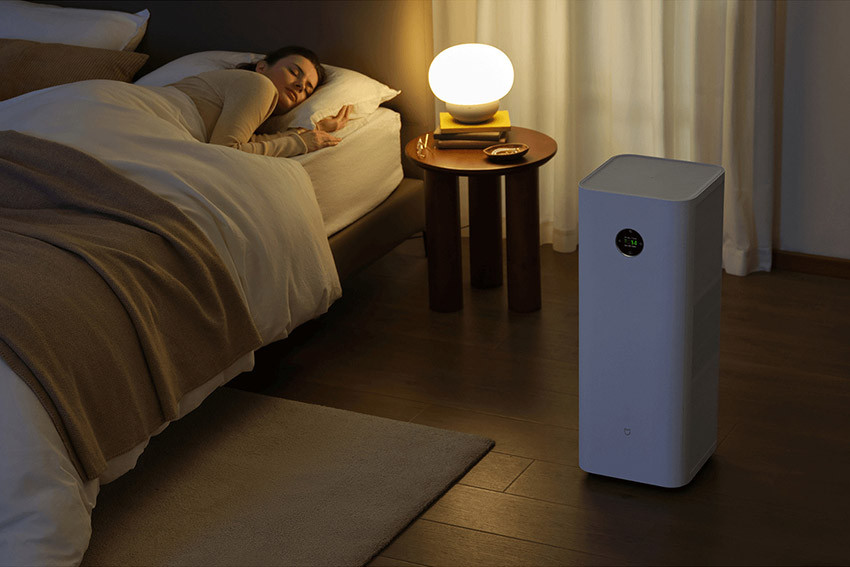 Mijia Smart Air Purifier Max przy łóżku w sypialni ze śpiącą osobą