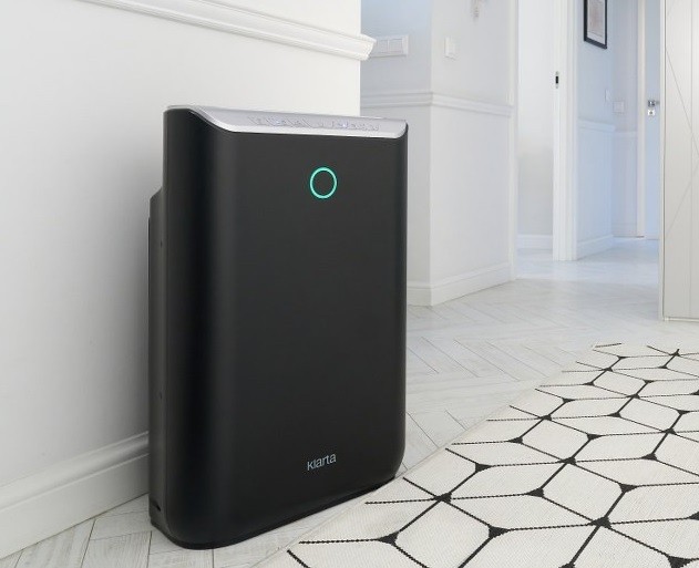 Oczyszczacz powietrza Klarta Stor 2 w aranżacji na korytarzu w domu